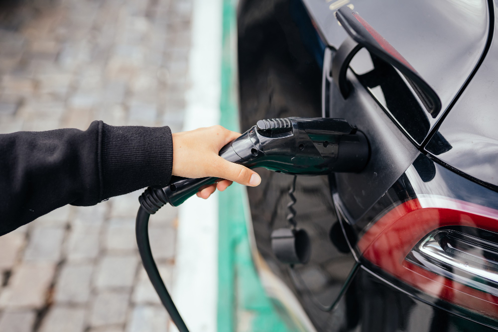 Carros híbridos x elétricos: vantagens, desvantagens e o que considerar antes de comprar