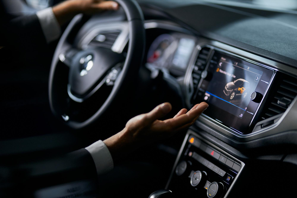Como as montadoras estão investindo em conectividade automotiva
